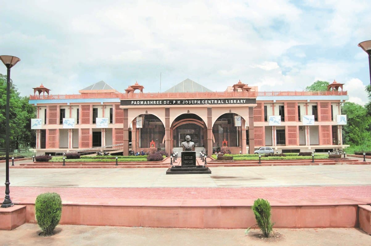 Devi Ahilya Vishwavidyalaya campus